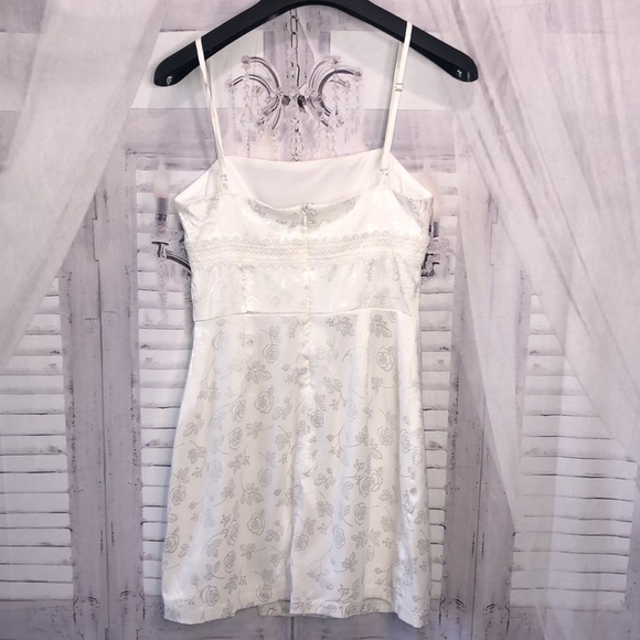 White floral print mini dress - Picture 7 of 10